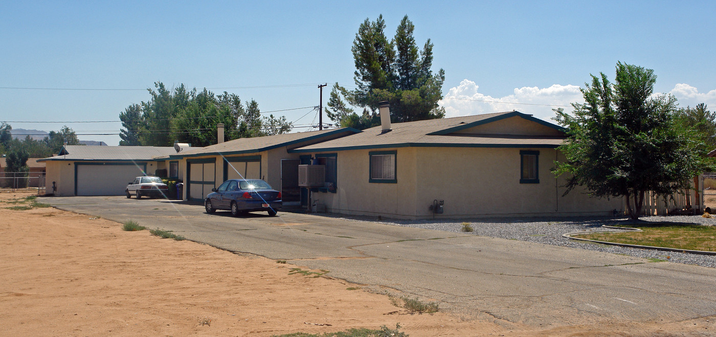 13471 Mohawk Rd in Apple Valley, CA - Foto de edificio