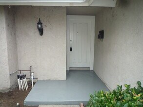 5691 Lynnbrook Plz in Yorba Linda, CA - Foto de edificio - Building Photo