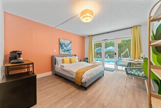 261 NE Wavecrest Ct in Boca Raton, FL - Building Photo - Building Photo