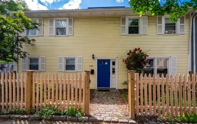 235 Cardinal Medeiros Ave in Cambridge, MA - Building Photo - Building Photo