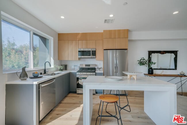 739 Mariposa Ave in Los Angeles, CA - Building Photo - Building Photo