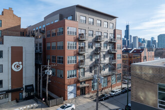 824 W Superior Ave in Chicago, IL - Foto de edificio - Building Photo