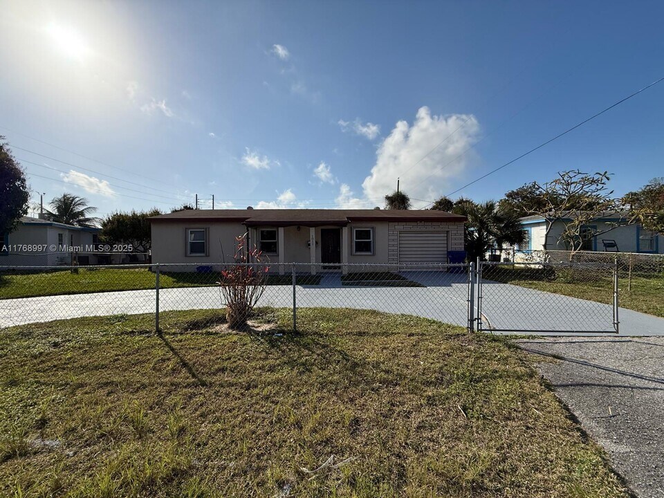 1011 Avenue F in West Palm Beach, FL - Building Photo