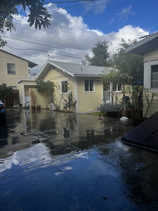 14119 Erwin St in Van Nuys, CA - Foto de edificio