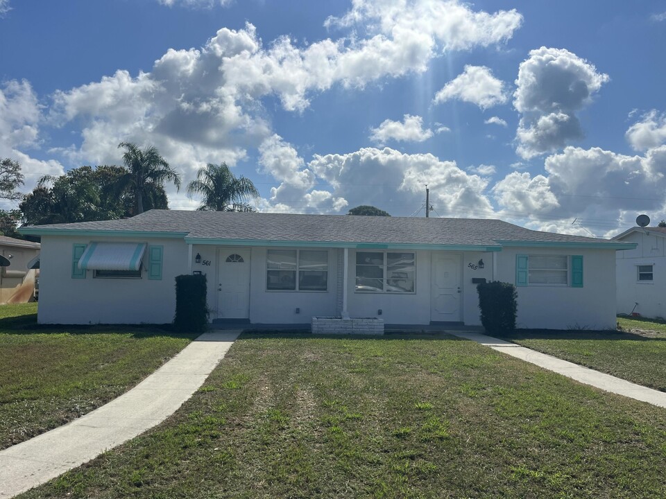 561 Silver Beach Rd in Riviera Beach, FL - Building Photo