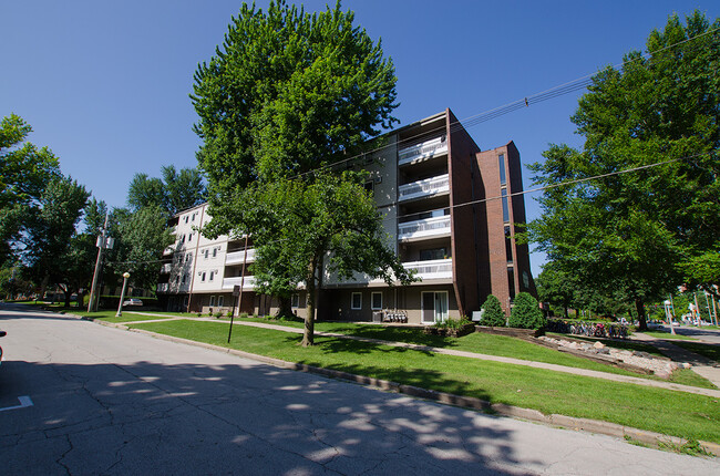 505 S Busey Ave in Urbana, IL - Foto de edificio - Building Photo