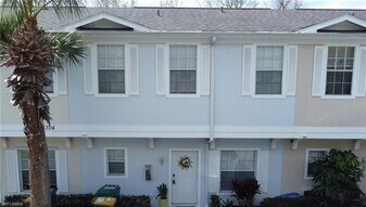 3304 Lisa Ln in Naples, FL - Building Photo