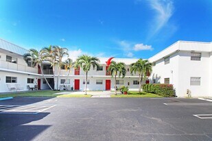 402 Lake Shore Dr in West Palm Beach, FL - Building Photo