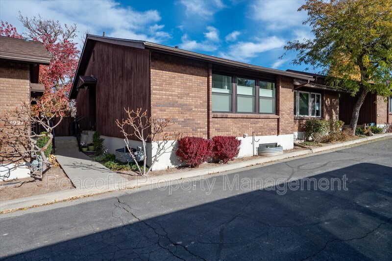 1925 E 3380 S St in Salt Lake City, UT - Foto de edificio