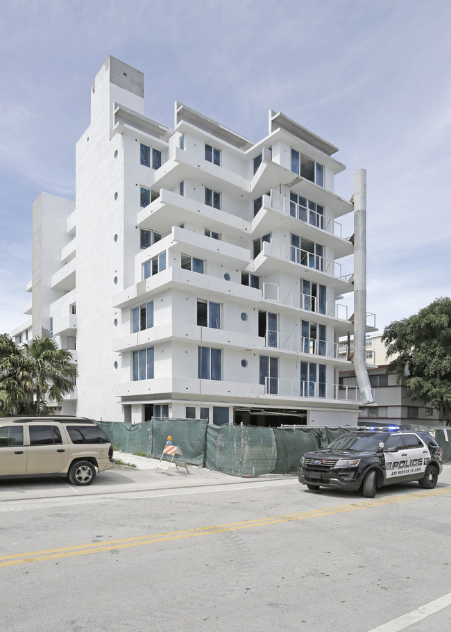 Pearl House in Bay Harbor Islands, FL - Foto de edificio - Building Photo