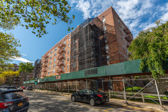 Lindenwood Village Section B Coop in Howard Beach, NY - Building Photo - Building Photo