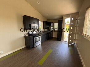 1210 Little John Ln in Eugene, OR - Building Photo - Building Photo