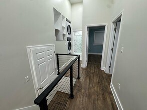 319 E Main St, Unit Floor 2 in Carnegie, PA - Foto de edificio - Building Photo