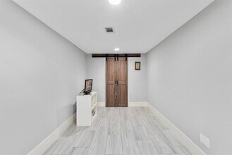 7727 Barberton Dr in Houston, TX - Building Photo - Building Photo
