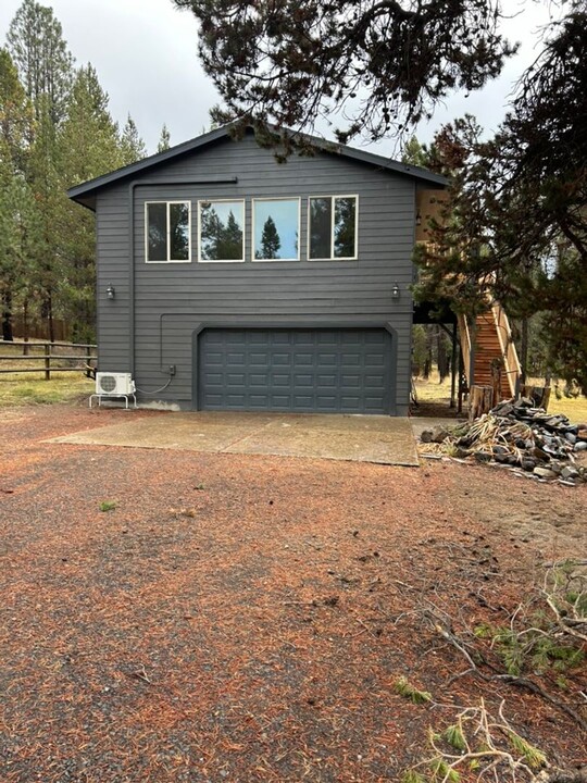 55970 Wood Duck Dr in Bend, OR - Building Photo