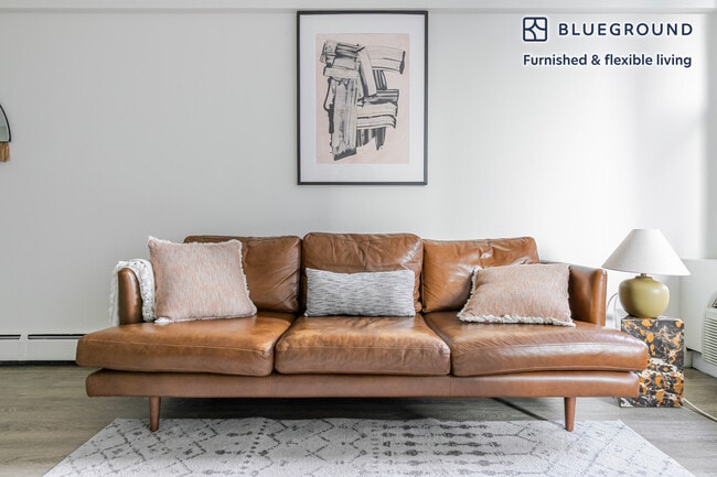 21 E Chestnut St in Chicago, IL - Building Photo - Building Photo