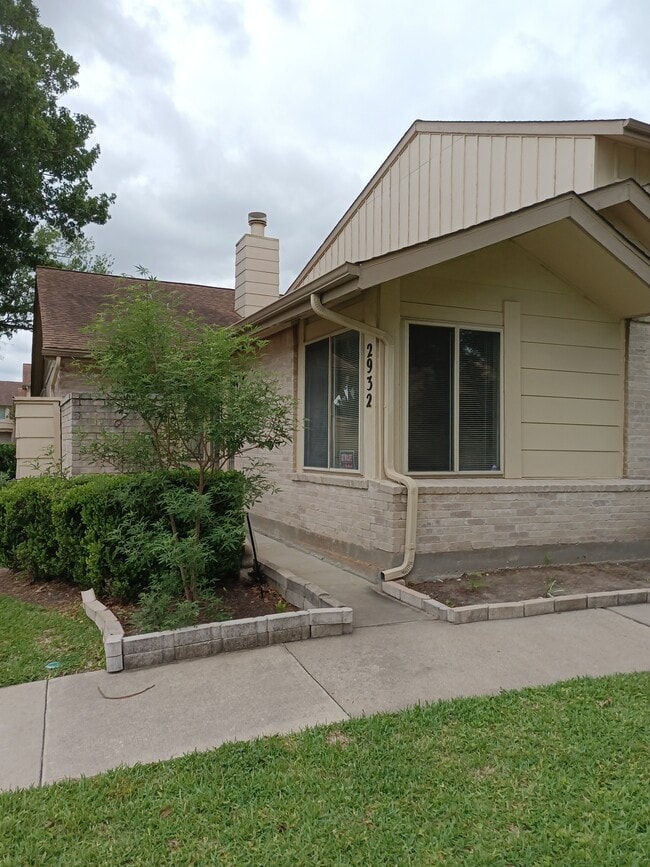 property at 2932 Meadowgrass Ln