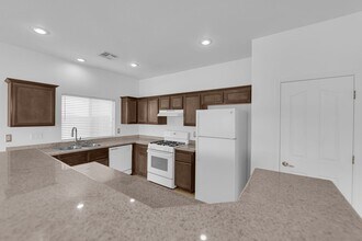 5960 Pavilion Lakes Ave in Las Vegas, NV - Building Photo - Building Photo