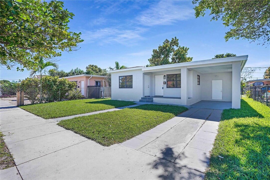 50 E 13th St in Hialeah, FL - Building Photo