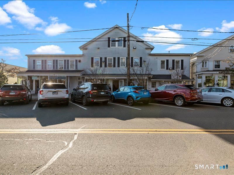 69 Whitfield St in Guilford, CT - Building Photo