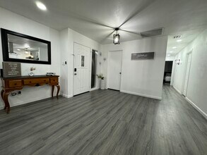 8538 E Chaparral Rd in Scottsdale, AZ - Foto de edificio - Building Photo