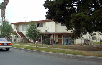 2225 W Anahurst St in Santa Ana, CA - Foto de edificio - Building Photo