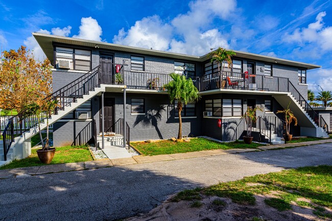 828 N Grandview Ave in Daytona Beach, FL - Building Photo - Building Photo