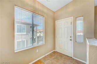 2305 W Horizon Ridge Pkwy in Henderson, NV - Foto de edificio - Building Photo