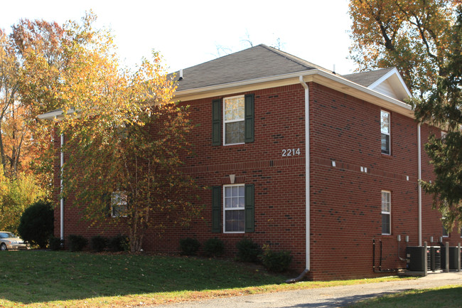 Old Bardstown Court Apartments in Louisville, KY - Foto de edificio - Building Photo