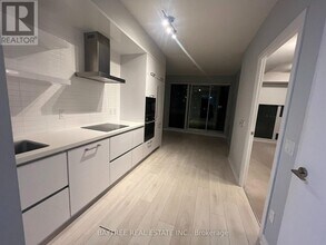 2221 Yonge St in Toronto, ON - Building Photo - Building Photo