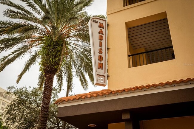 100 4th Ave S in St. Petersburg, FL - Foto de edificio - Building Photo