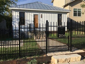 2004 Rosewood Ave in Austin, TX - Building Photo - Building Photo