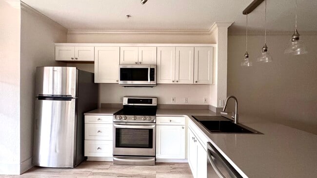 911 N Orange Ave, Unit Uptown Place in Orlando, FL - Foto de edificio - Building Photo