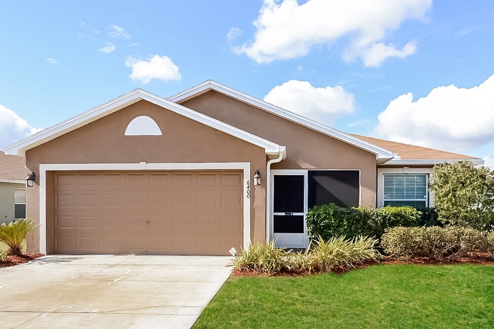 6400 Twin Bridges Dr in Zephyrhills, FL - Building Photo