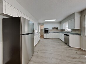 9901 Connell Dr in Overland Park, KS - Building Photo - Building Photo