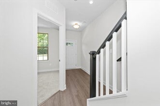 19822 Habitat Ter in Montgomery Village, MD - Foto de edificio - Building Photo