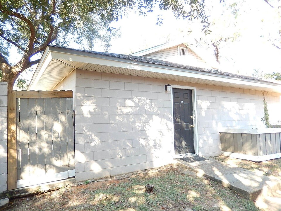 2241 W Pensacola St in Tallahassee, FL - Building Photo