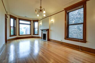 925 W Newport Ave in Chicago, IL - Foto de edificio - Building Photo