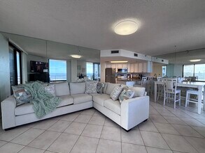 3023 S Atlantic Ave, Unit 205 in Daytona Beach Shores, FL - Foto de edificio - Building Photo