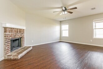 1929 Foxfield Way in Justin, TX - Foto de edificio - Building Photo