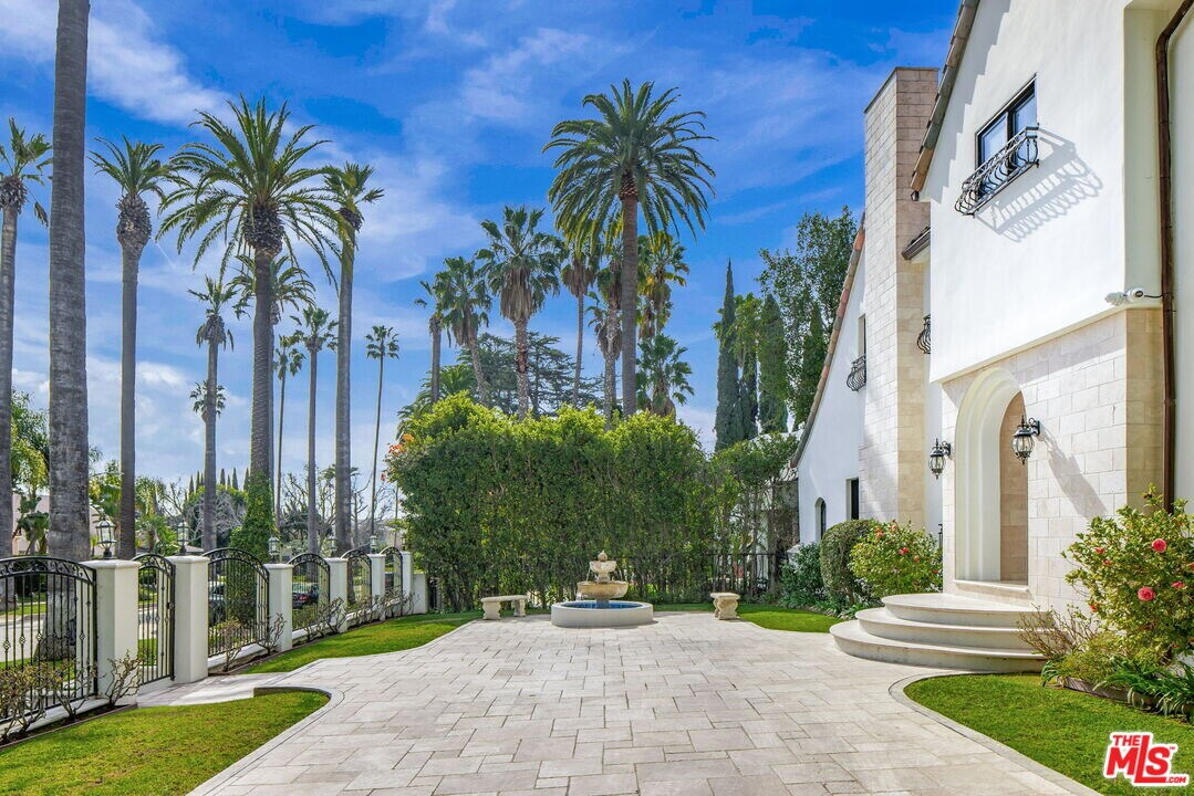 607 N Hillcrest Rd in Beverly Hills, CA - Building Photo