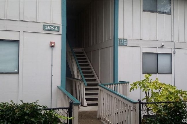 3206 Pine Rd NE in Bremerton, WA - Foto de edificio - Building Photo