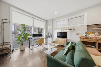 2528 N Linden Pl, Unit 1 in Chicago, IL - Building Photo - Building Photo