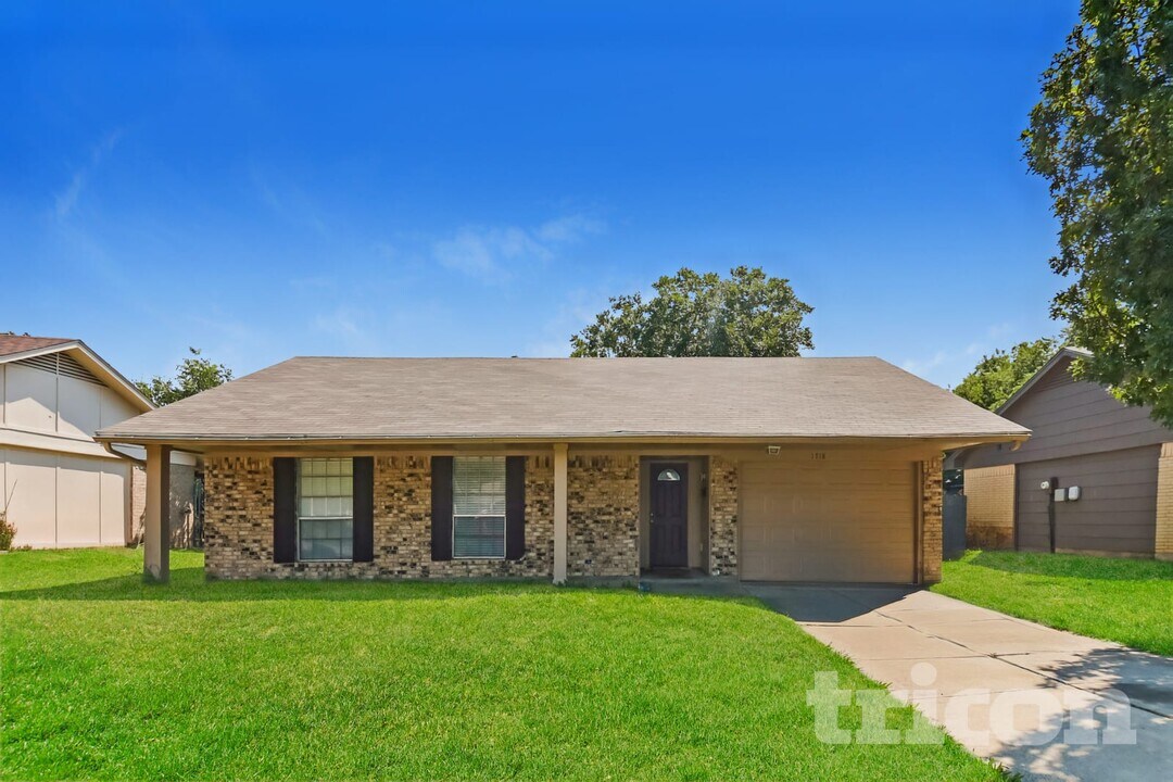 1718 Kingston Dr in Lewisville, TX - Building Photo