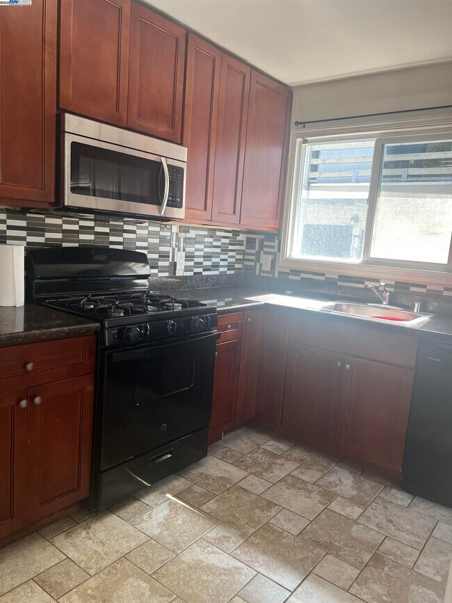 1610 Chanslor Ave in Richmond, CA - Building Photo - Building Photo