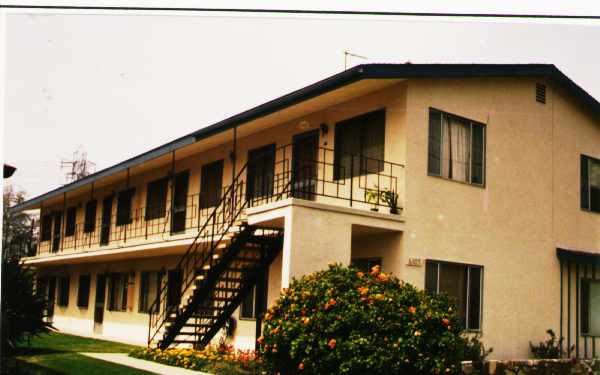 6105 Woodruff Ave in Lakewood, CA - Building Photo