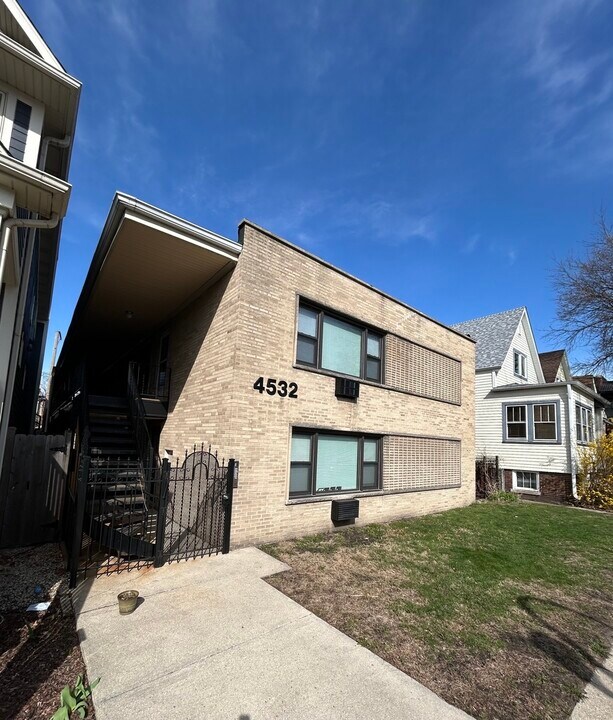 4532 N Claremont Ave in Chicago, IL - Building Photo