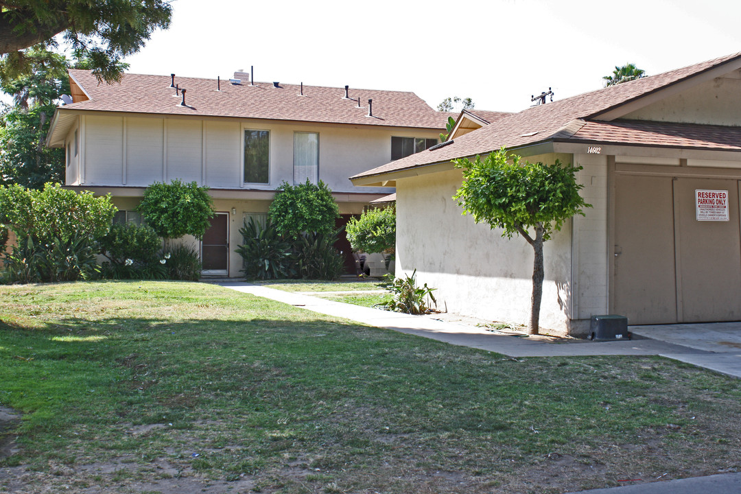 14602 Carfax Dr in Tustin, CA - Foto de edificio