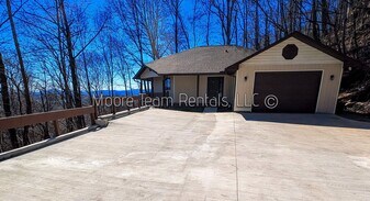 1020 High Vista Dr in Mills River, NC - Building Photo