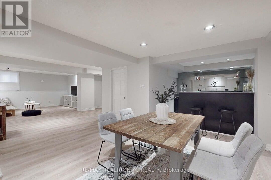 4 Theobalds Cir in Richmond Hill, ON - Building Photo